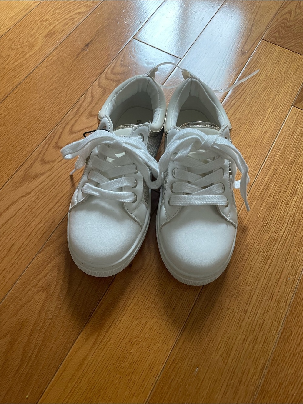 Nwt BCBG Kids' White and goldFashion Sneakers size 1M - Picture 3 of 7